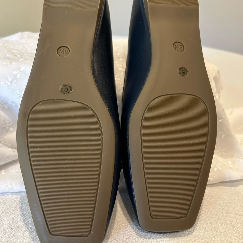 Liz Claiborne Black Flats Sleek Design - Picture 4 of 6